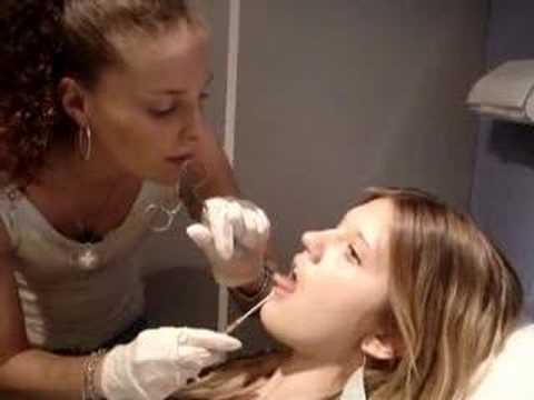 Tags : piercing, langue, tatoo, percer, piercer, bar, acier, aie, trou Tags : piercing, langue, tatoo, percer, piercer, bar, acier, aie, trou