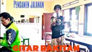 Pengamen Jalanan Nyanyi Gunakan Rakitan Gitar Kayu