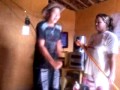 Vídeo o sobrinho a trapalhando a tia varrê a casa