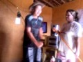Vídeo o sobrinho a trapalhando a tia varrê a casa