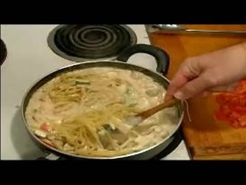 Classico Alfredo Sauce. Chicken Fettucine Alfredo