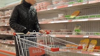 Россияне снова стали тратить на еду больше половины дохода