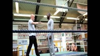 Jonathan Goodwin knocks out a cage fighter with 2 fingers