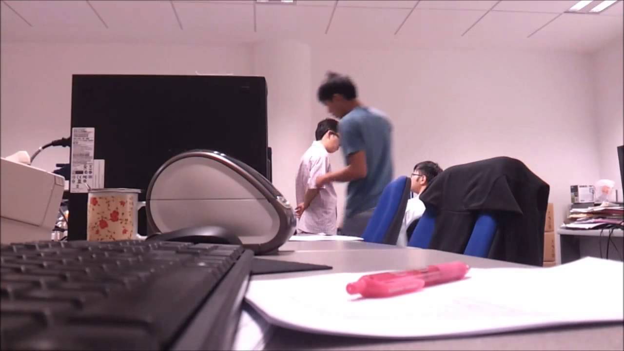 Секс в офисе на скрытую камеру на столе