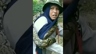 Detik Detik Ular Piton Mulai Melilit Tubuh Wanita Ini