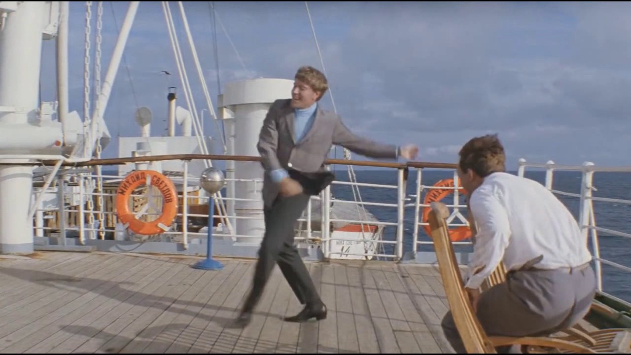 Молодчик ДжиМэк дерет подругу на палубе и бросает в набежавшую волну