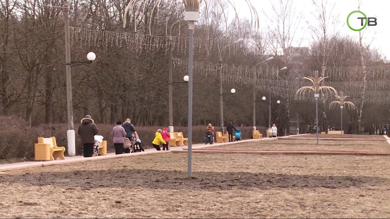 Писающие в городском парке