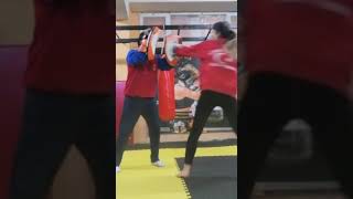 Kick Boks antrenmanı Burcu Akboğa