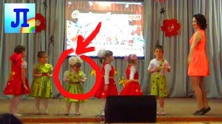 Одна девочка ЖжЕт УМОРА🔥🔥 ЭТО НАДО ВИДЕТЬ! Дети танцуют смешно. Children dance funny. Приколы 2020