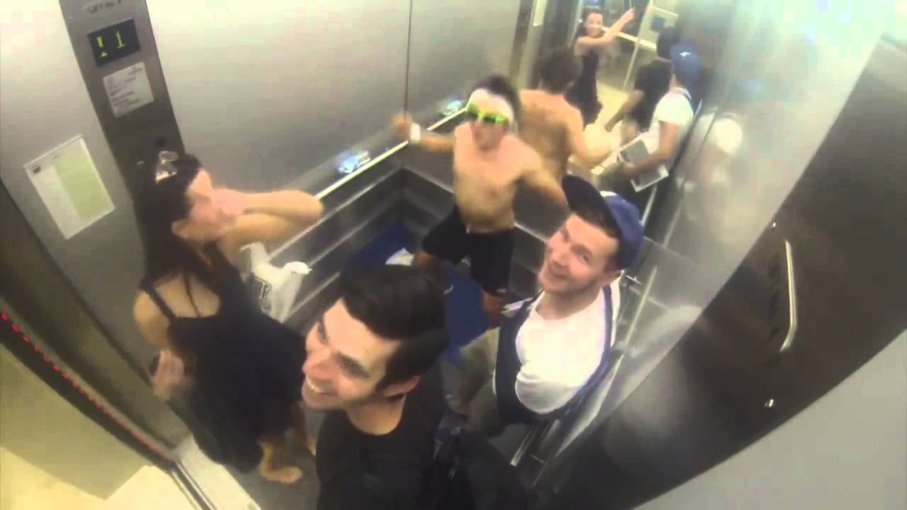Скрытая камера снимает секс мужика с грудастой брюнеткой в отеле