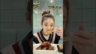 Lia Eating