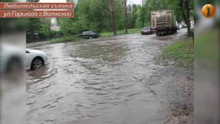 Видео Жители Волжского спасали улицы от потопа от Студия Высота 102, улица Горького, Волжский, Россия