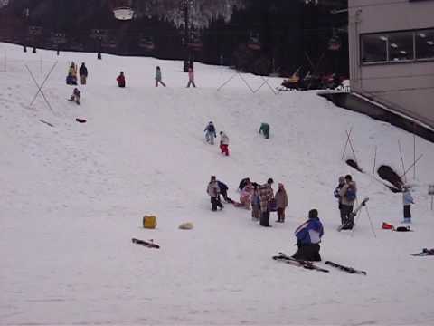 野沢温泉スキー場　長坂ゴンドラ前で滑るチビッ子たち