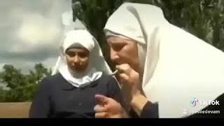 Rahibe Esrar Çekiyor Rahibe Dans Ediyor