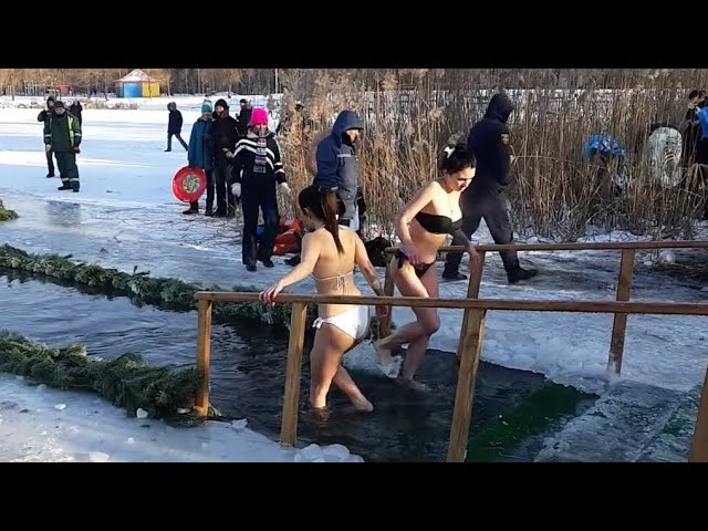 Раздетая догола Марина купается в ванной