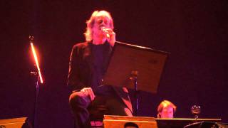 Watch Luis Eduardo Aute Alli un Perro Calandaluz video
