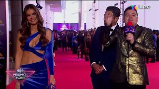 Vanessa Claudio enseñando ombligo en sexy vestido azul