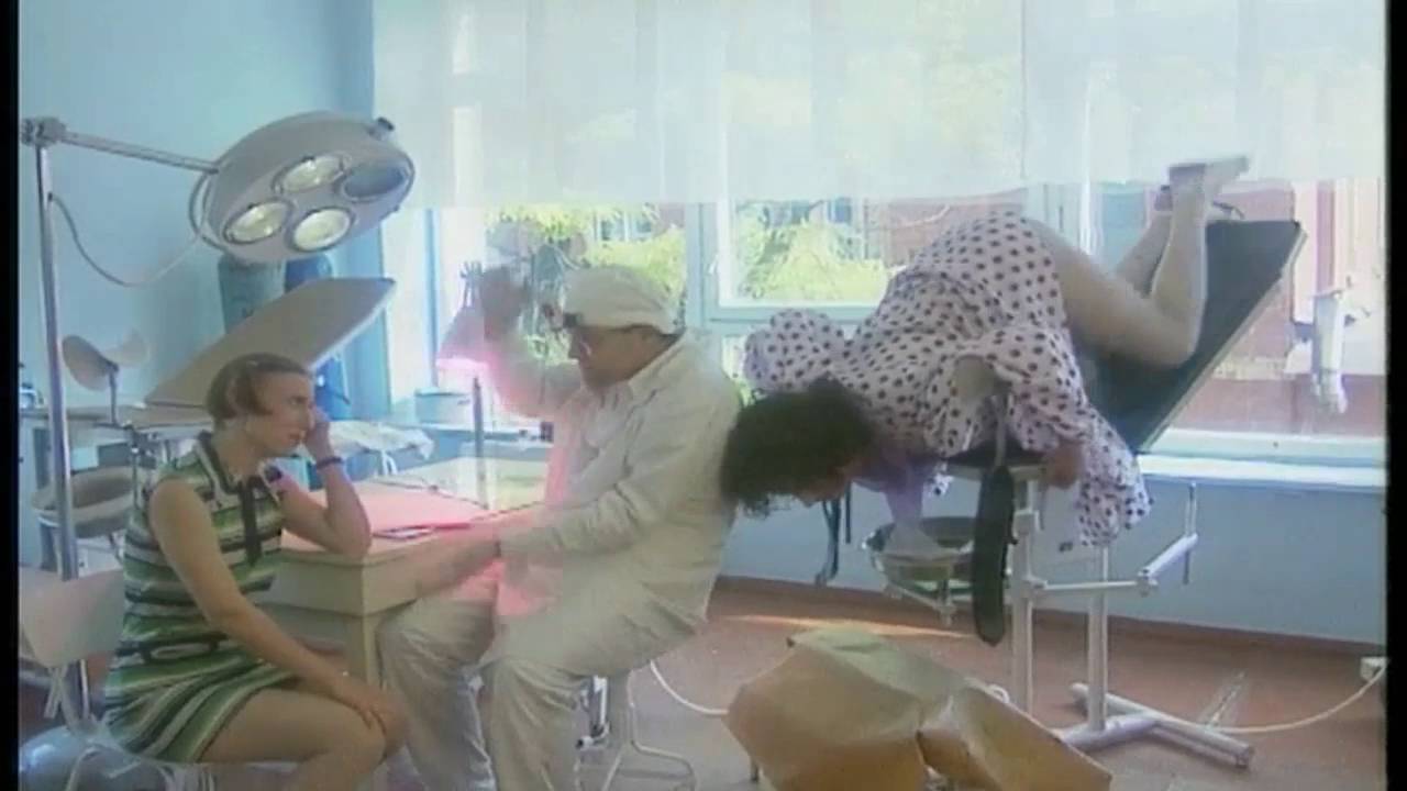 Медсестра в кабинете гинеколога разделась