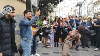 Kadın Öyle bir Oynadıki Taksim Sallandı. Sokak Sanatçıları Şarkı Söylerken Kadın