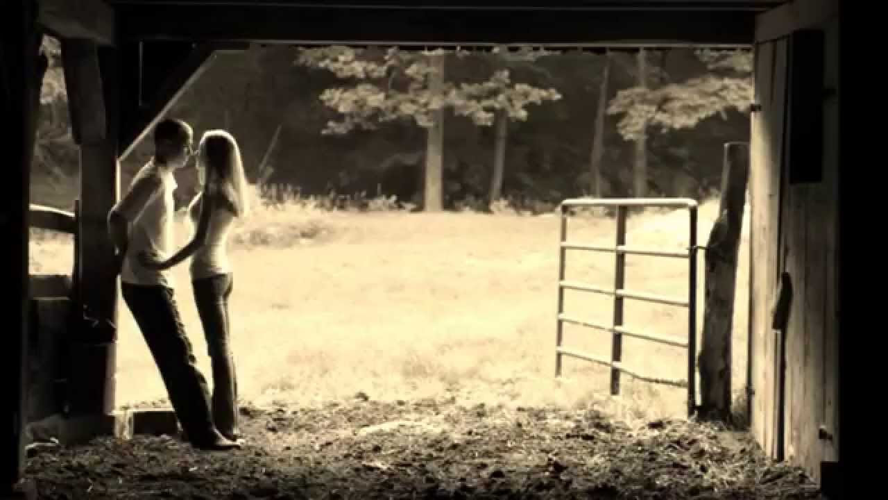 Молодая блондинка с упругими сиськами в домашнем видео неустанно скачет верхом