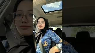 Buguru Cantik Lagi Narsis Melet