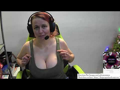 Streamer shows tits