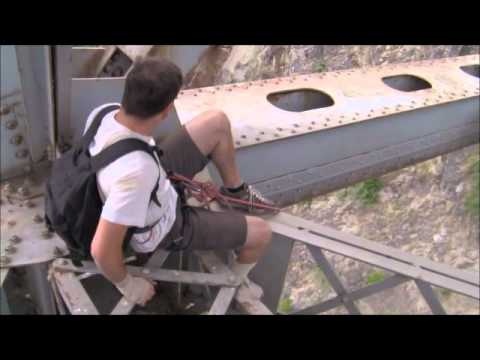 Extreme Rope Swing Bridge Jumping in British Columbia Dangerous Stunt. MUST SEE! Extreme Rope Swing Bridge Jumping in British Columbia Dangerous Stunt. MUST SEE! klip izle