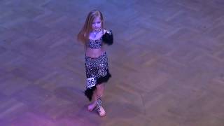 Küçük Kızdan,Roman Şovu Harika Dans Fgürleri .