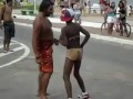Casal bÊbados danÇando funk na rua - youtube