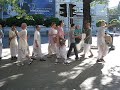 Coloană zgomotoasă de toboșari și dansatori pe străzile Chișinăului