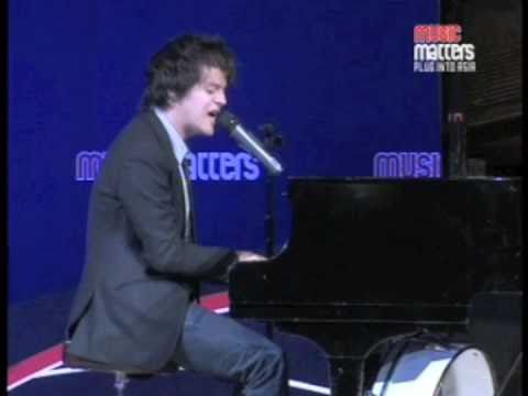 Jamie Cullum - The Singin' Umbrella mashup live at Music Matters 2009