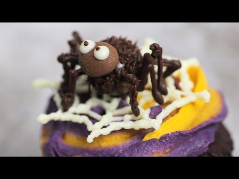 蜘蛛フィギアのカップケーキ