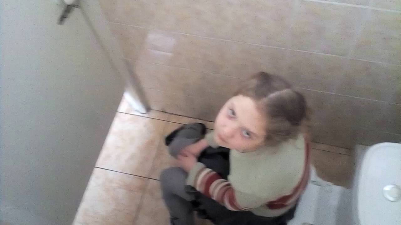 Девка зашла в туалет посрать и попалась на камеру