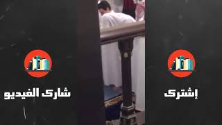لم يتحمل الجن صوت الشيخ فخرج من أحد المصلين في المسجد
