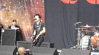 Watch Sum 41 Enter Sandman video