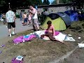 Due amici ubriachi tentano di montare una tenda