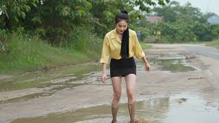 Beautyful Girl Walks Through Mud And Struggles Nod To Loose Her High Heel Sandals