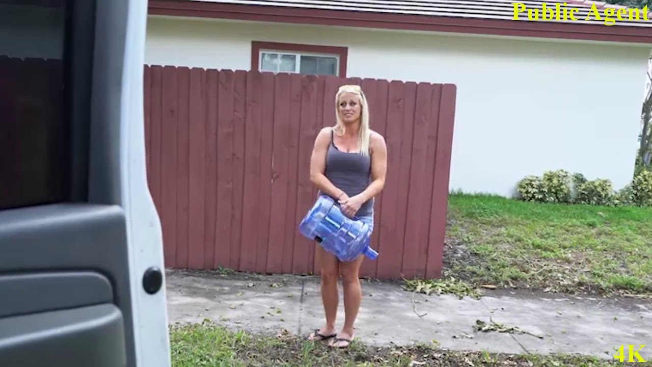 Чешская блондинка согласилась заняться мастурбацией перед пикапером