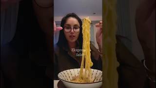 Nikita Mirzani Makan Mie