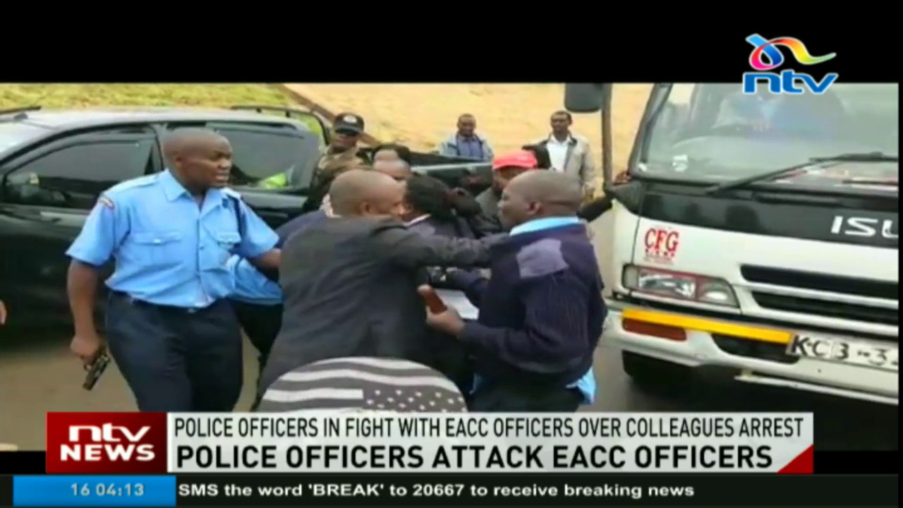 VIDEO: Drama as Cops tussle with EACC officials over bribery arrests VIDEO: Drama as Cops tussle with EACC officials over bribery arrests