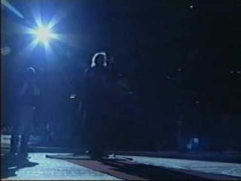 Christina Aguilera singing
