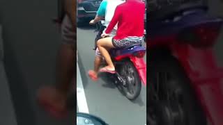 Paha Mulus Bikin Gagal Fokus
