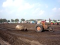 ein Lanz Bulldog zieht einen Baumstamm @ Oldtimertreffen Hollen / Wiefelstede 2011