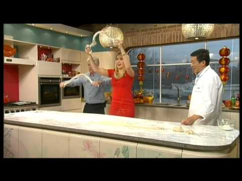 Holly Willoughby attempts to make Chinese Noodles23rd Jan 2012