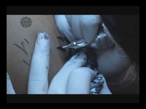 tattoo artist de gueixa