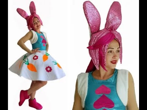 Аниматор в костюме кролика жарит в киску красотку с розовыми ушками на голове