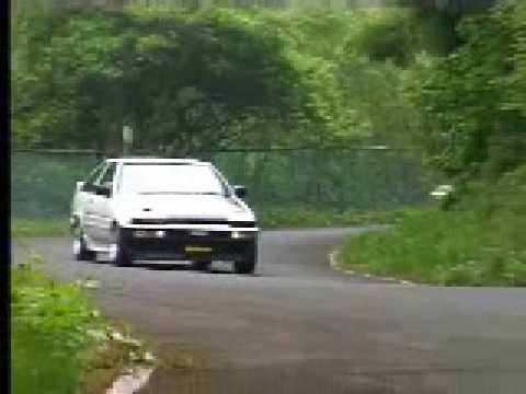 Toyota Corolla AE86 vs R34 Nissan Skyline GTR downhill race