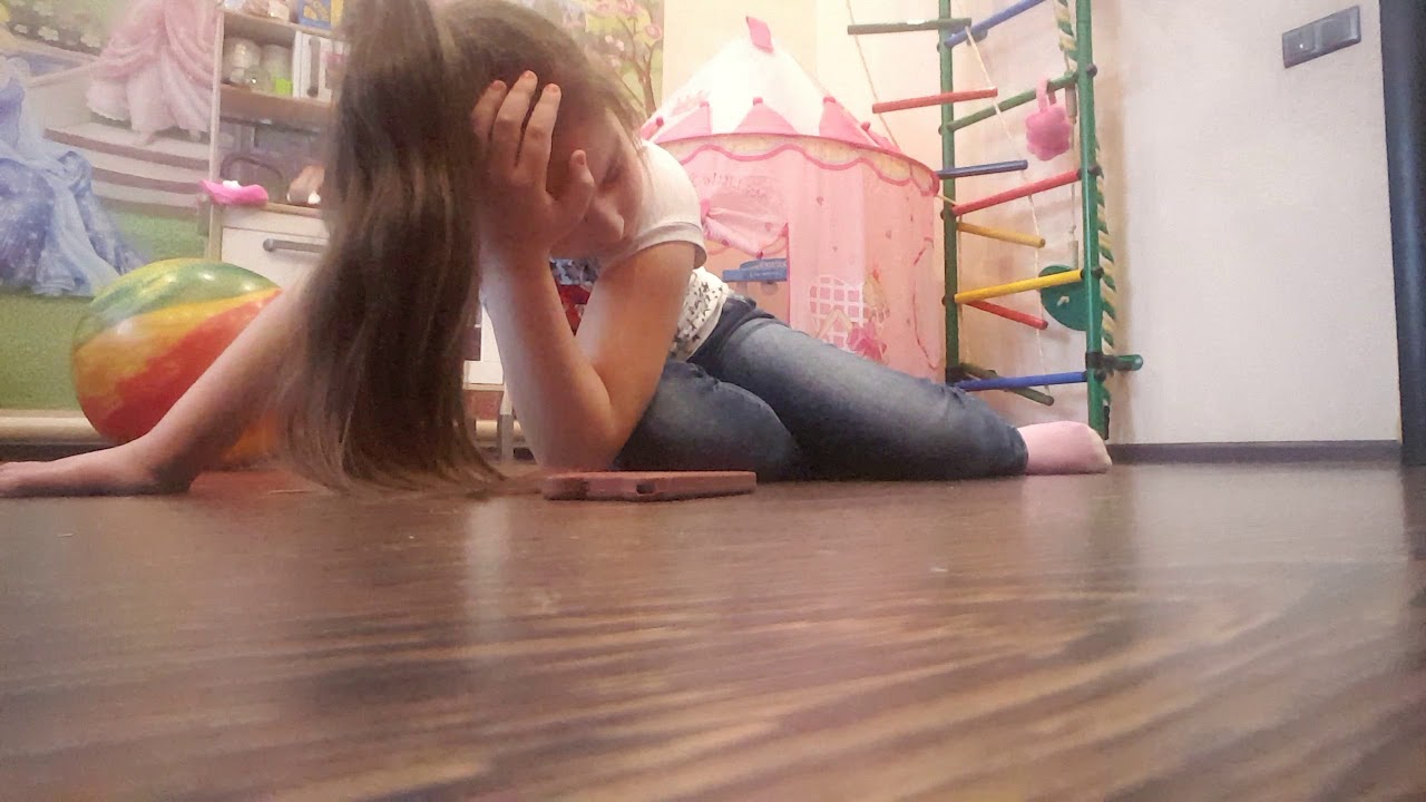 Молодая девушка проиграла любимому свою попку в детскую игру