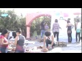 Alumnos de prepa realizando altares