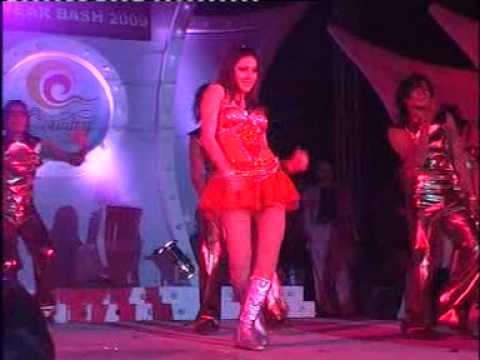 shefali jariwala performing kaanta laga on stage